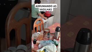 ARRUMANDO AS VASILHAS #faxinanasala #limpeza #faxinanacasatoda #organização #faxinanolar #humor