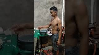 Suami ditinggal istri ke Malaysia harus masak sendiri demi anak gak lapar.#fyp