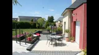 Terrasse mixte bois composite gris et travertin de marbre blanc