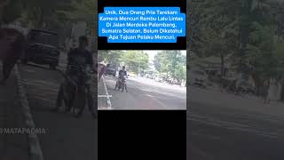 Unik, Dua Orang Pria Terekam Kamera Mencuri Rambu Lalu Lintas Belum Diketahui TujuanPelaku Mencuri.