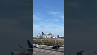 United Airlines Boeing 757-200 landing at Los Angeles International Airport KLAX