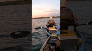 Dando aquela mãozinha #shorts #partiupescaria #pescaria #fishing #caiaque #tucunaré #kayakfishing