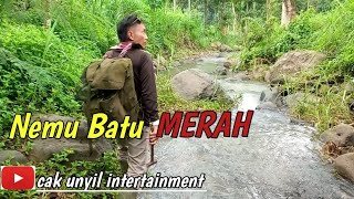 Batu berwarna merah di sungai