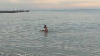 Berenang di Pantai Teluk Penyu