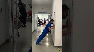 Flexiones de brazos en muro para pacientes post cirugía bariátrica.