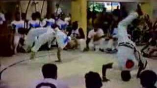 Césio jogando capoeira angola