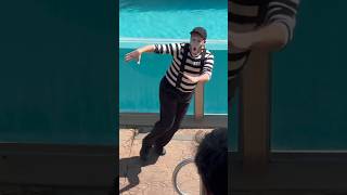 Rob The Mime Gets The Audience To Do The Wave #shorts #seaworld #mime