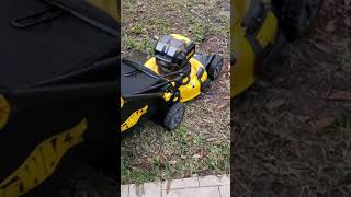 DEWALT 21.5 in. 20-Volt MAX Lithium-Ion Cordless Battery Walk Behind Push Mower - leaf pickup