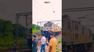 Locomotive পরিবর্তনের আবেগটা একজন ট্রেন লাভার ছাড়া কেউ বুঝতে পারবে না। ❤️WDP-4 👉🏻WAP-7 👈🏻 #railway