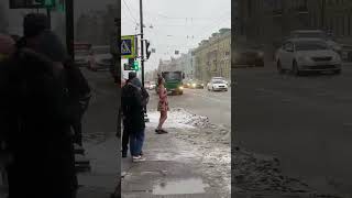 Когда ты в душе императрица #смешно #снег #дорога #приколы #shorts