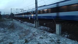 Przejazd pociągu Intercity Stadler przez Gdynię Orłowo.