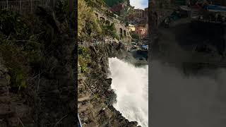 Ondas 🌊 fortes em Manarola 🇮🇹#italy #cinqueterre #travel #cruiseship #village