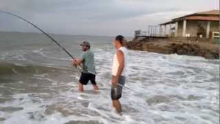 Pablo pescando na Praia do Saco Estancia - Se