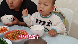 🤱：以为你给我夹的呢 👶：我就是给你看一下 2岁5个月小话唠