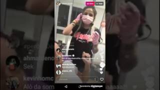 MC Kevinho da em cima de mulher que faz sobrancelha de Dani russo em LIVE