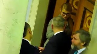 Юлия Тимошенко шлет воздушный поцелуй Александру Вилкулу