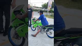 turis asing penasaran dengan motor ninja Kawasaki garapan mekanik Thailand