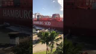 Morador do litoral assusta com navio cargueiro passando muito perto da sua casa