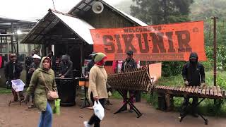 Musik angklung di pendakian Bukit Sikunir, Dieng Wonosobo