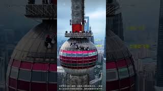 Spider-Man workers cleaning Shanghai  orient pearl عمال النظافة ينظفون اشهر مباني شانغهاي من الخارج