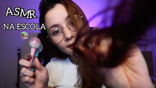 ASMR- AMIGA QUE SENTA ATRAS DE VOCÊ NA ESCOLA FAZ CARINHOS E SONS RELAXANTES COM MATERIAIS ESCOLARES