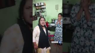 women aparichit #trending #funny  #comedy #comedyfilms #viral #women #aparichit #ytshorts #youtuber