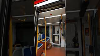 Apertura y cierre de puertas en un Alstom Citadis 302 en Somosaguas Sur de Metro Ligero Oeste