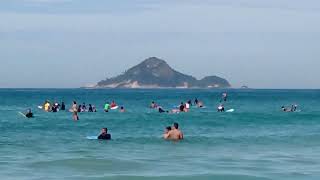 Surfistas na praia do Recreio