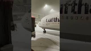 Los aviones no pueden despegar por lo congelado que están después de las fuertes nevadas en Alemania