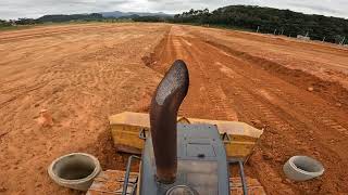 Trator de Esteira Jhon Deere 700J fazendo regula em rua de Loteamento Deschamps