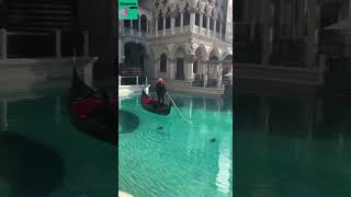 Пятизвездочный казино-отель Venetian расположен на центральной улице Лас-Вегаса.