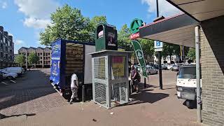 Kledingcontainer wordt geleegd Grote Markt Dordrecht