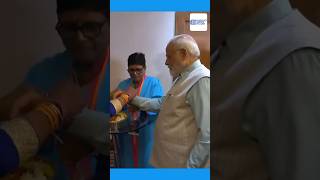 Women members of Indian diaspora tie 'Rakhi' to PM Modi in Johannesburg #Shorts