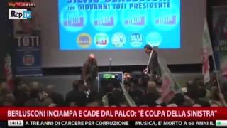 Genova, Berlusconi inciampa e cade dal palco: "Colpa della sinistra"