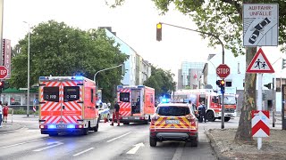 Fahrer wird schwer verletzt: Motorradfahrer kollidiert mit RTW auf Einsatzfahrt | 10.07.2023