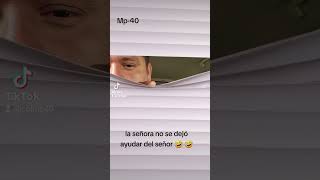 la señora no se dejó ayudar del señor 🤣 🤣