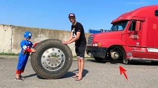 Le gros camion est cassé - Captain America aidait l'homme