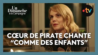 Cœur de Pirate, seule au piano, chante "Comme des enfants" - Un dimanche à la campagne