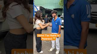 Janhvi Kapoor ties Rakhi to paparazzi 🤩#RakshaBandhan