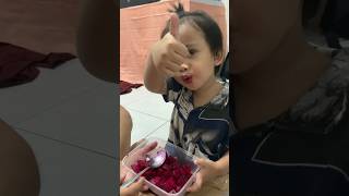 Adek mukbang buah naga merah #shorts #shortsviral #funny #funnyvideo #mukbang #buahnaga #anaklucu