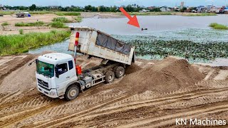 Great Work For Landfill, Bulldozer SHANTUI Pushing Sand And Truck 25Ton Unloading Sand Into the Lake