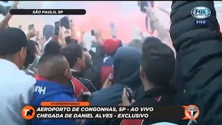 Daniel Alves chega no aeroporto - Lotado dos torcedores do SPFC