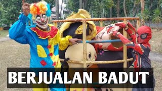 BERJUALAN BADUT LARIS MANIS 🤡 BADUT MASUK KE DALAM LUNGKARAN BESI 🔴 LUCU - LUCU SEKALI BADUTNYA