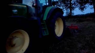 Nocne gruberowanie łąki JOHN DEERE 7430 PREMIUM