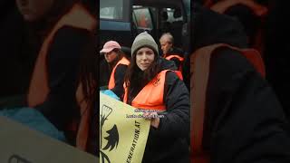 Stefanie sitzt auf der Autobahn