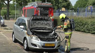 Nijmeegse brandweer blust auto brand aan de Zwanenveld 46e straat in Nijmegen