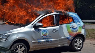 Carro da TV Globo em chamas