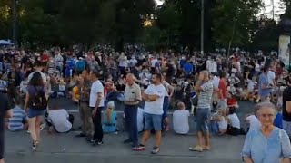 "Sedi" na mirnom protestu ispred Skupštine