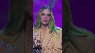 Belinda recibe un premio en los Tik Tok Awards por ser un icono de la moda #belinda #beli