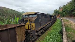 Trem de minério vazio com 272 vagões e 4 locomotivas.